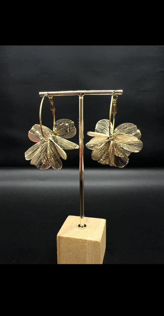 Boucle d'oreille fleur imposante
